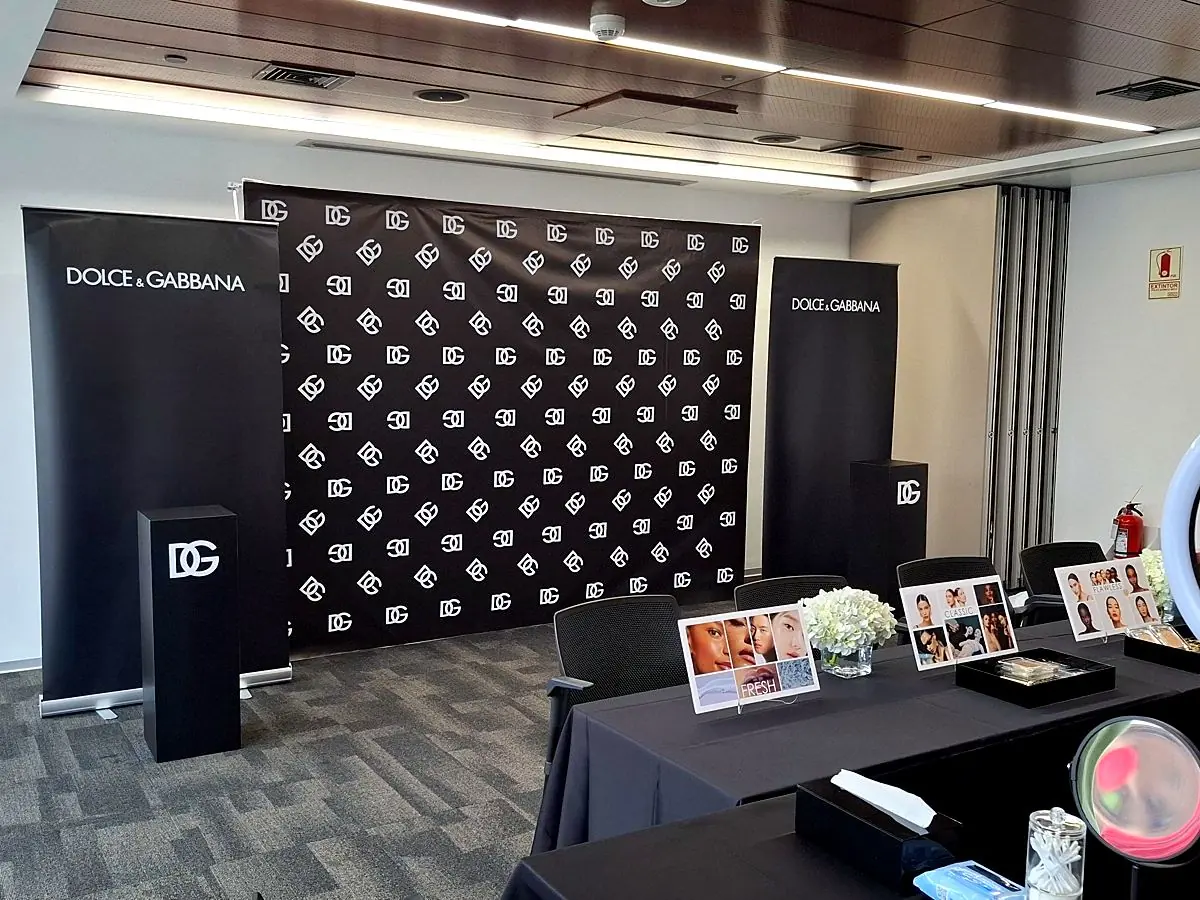 Backing de evento con pedestales de marca