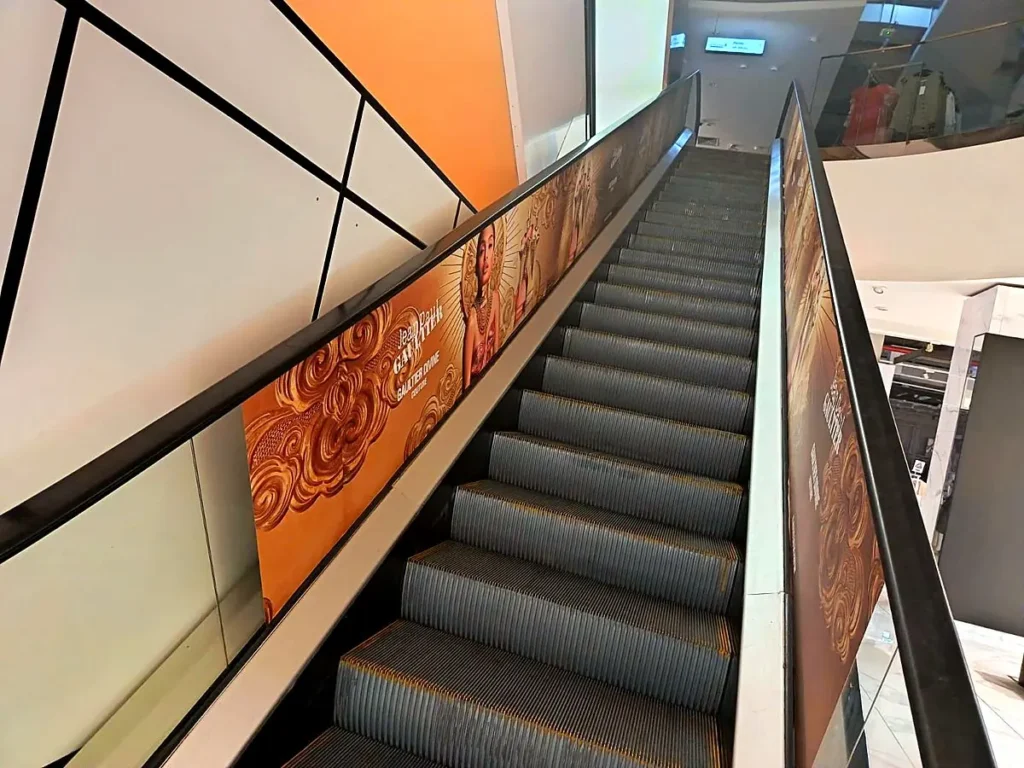 Banda gráfica en escalera mecánica