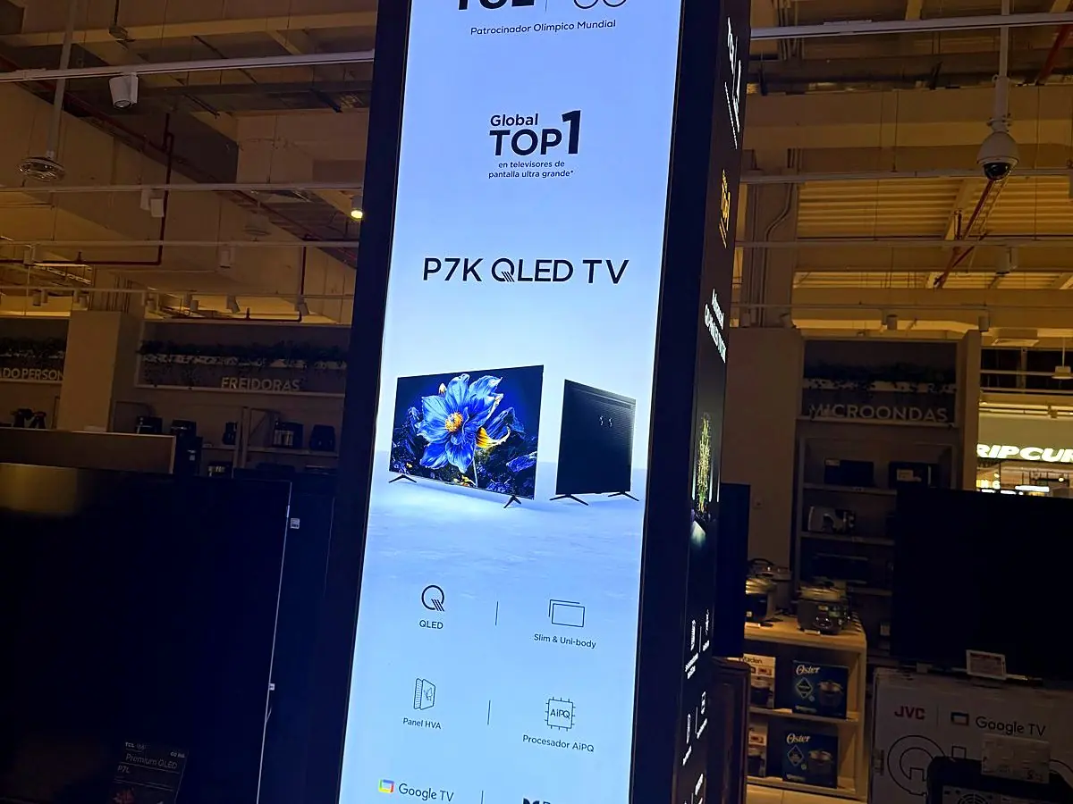 Columna retroiluminada en tienda