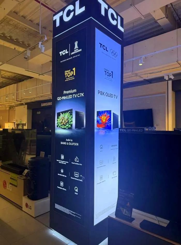 TCL: columnas retroiluminadas en tienda