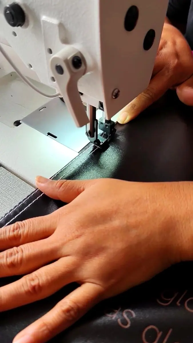 Confección y costura de telas impresas en el taller
