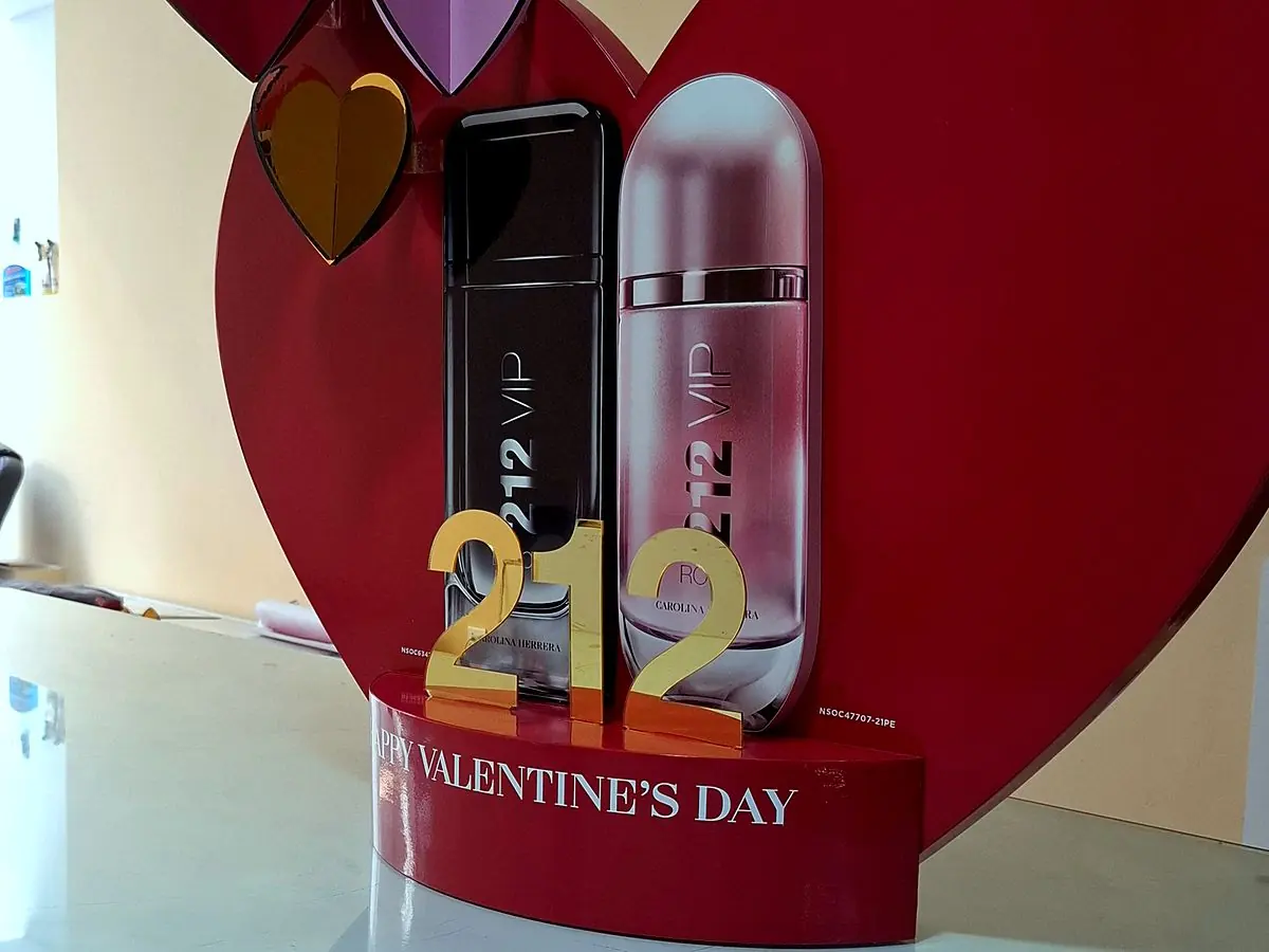 Display POP de campaña para perfumería