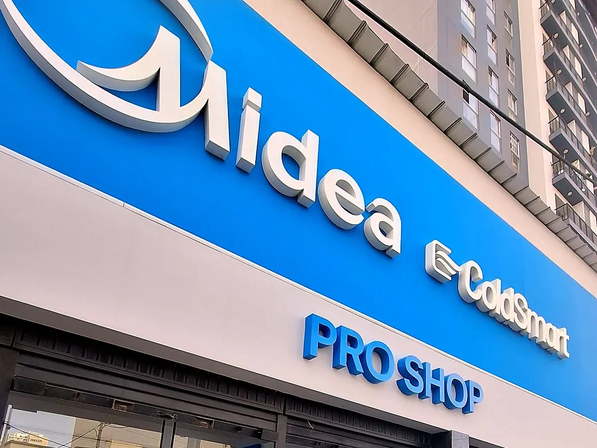Fachada ploteada de showroom