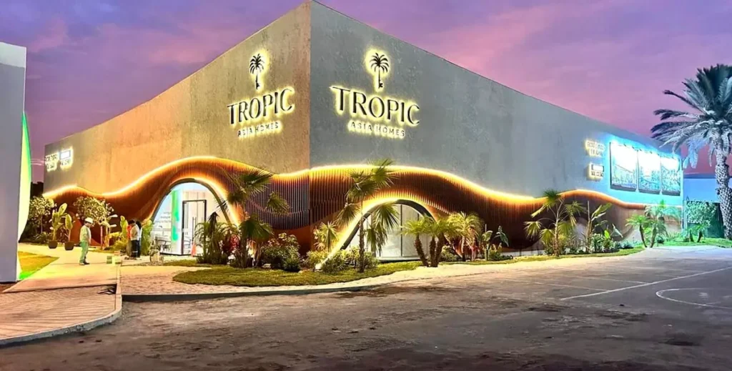 Tropic Asia Homes: fachada de sala de ventas