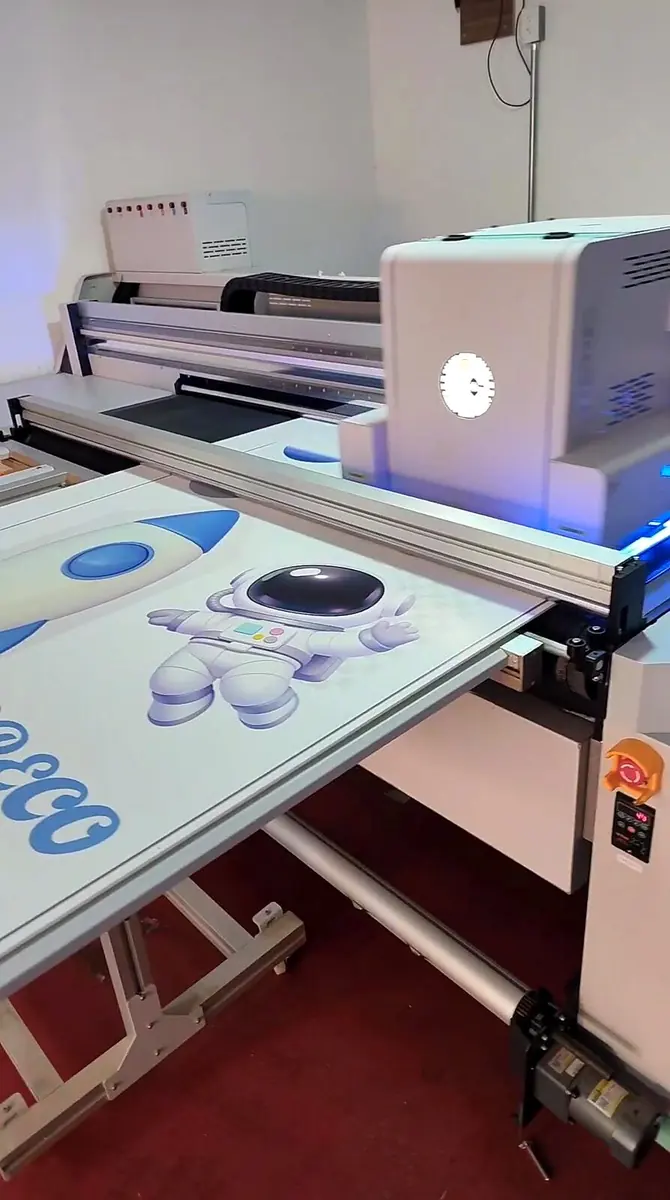 Impresora UV de cama plana imprimiendo en el taller de Rasterizar