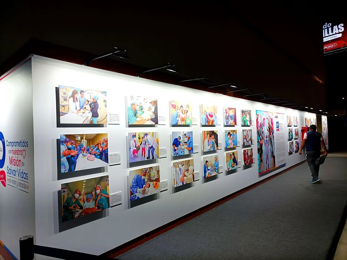 Muro fotográfico instalado de noche