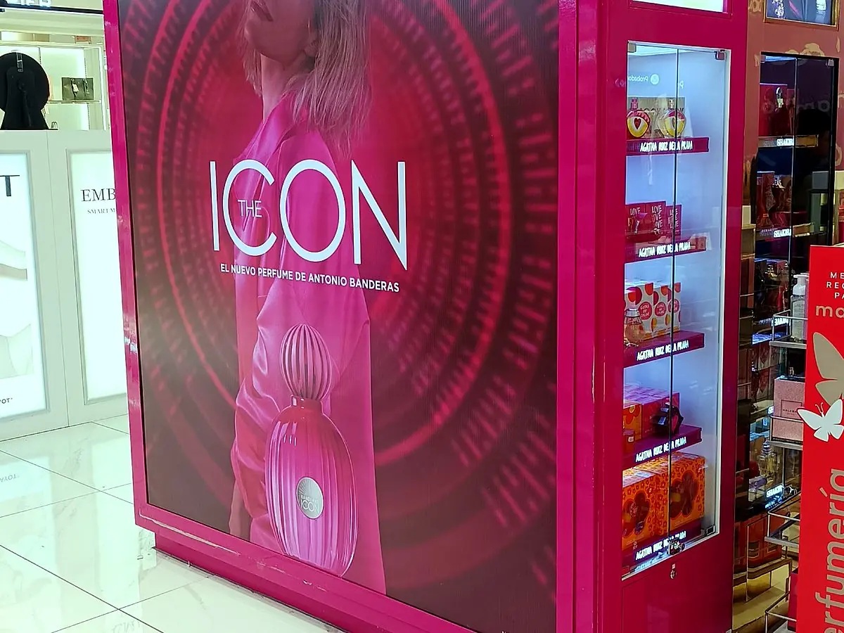 Isla promocional de perfumería en centro comercial