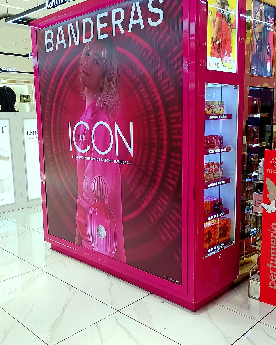 Isla promocional impresa para lanzamiento de fragancia