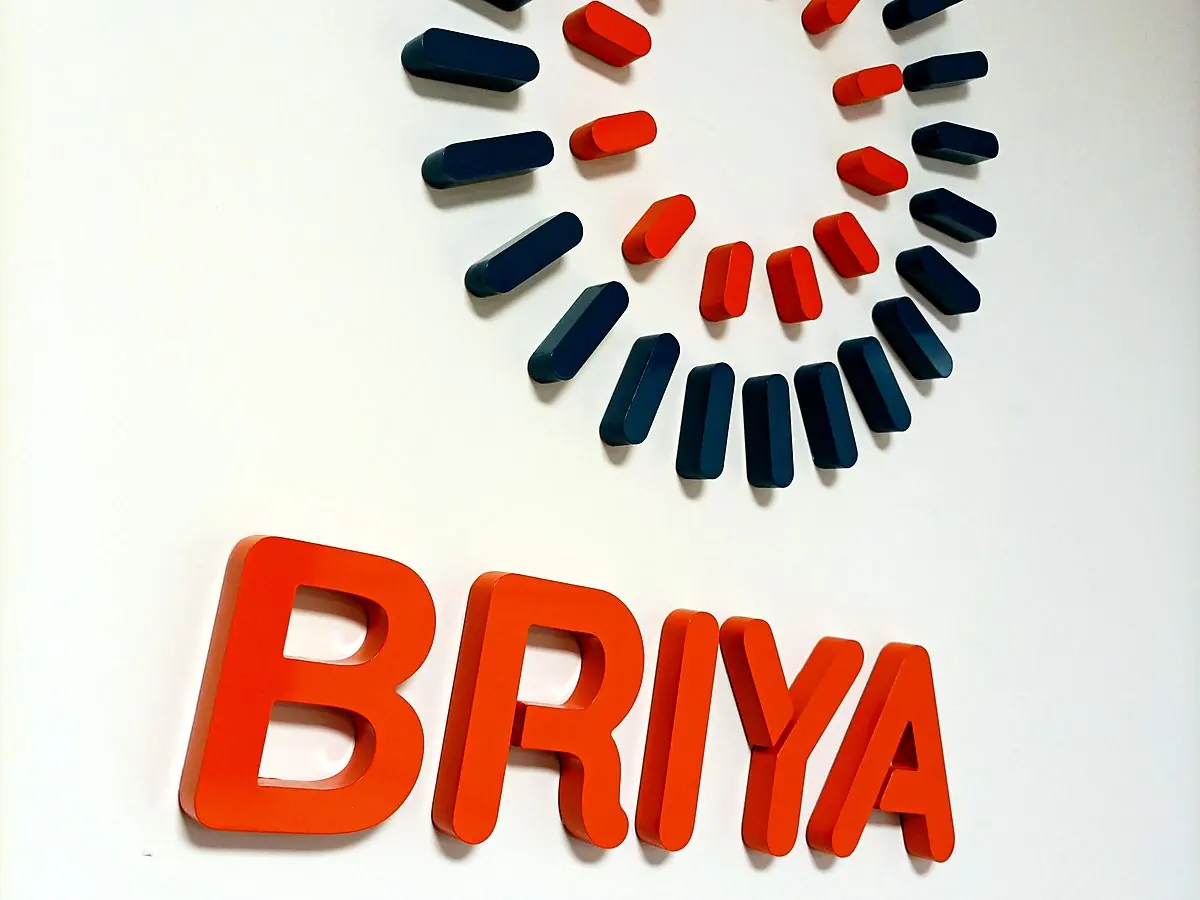 Logotipo en letras corpóreas cortadas a láser