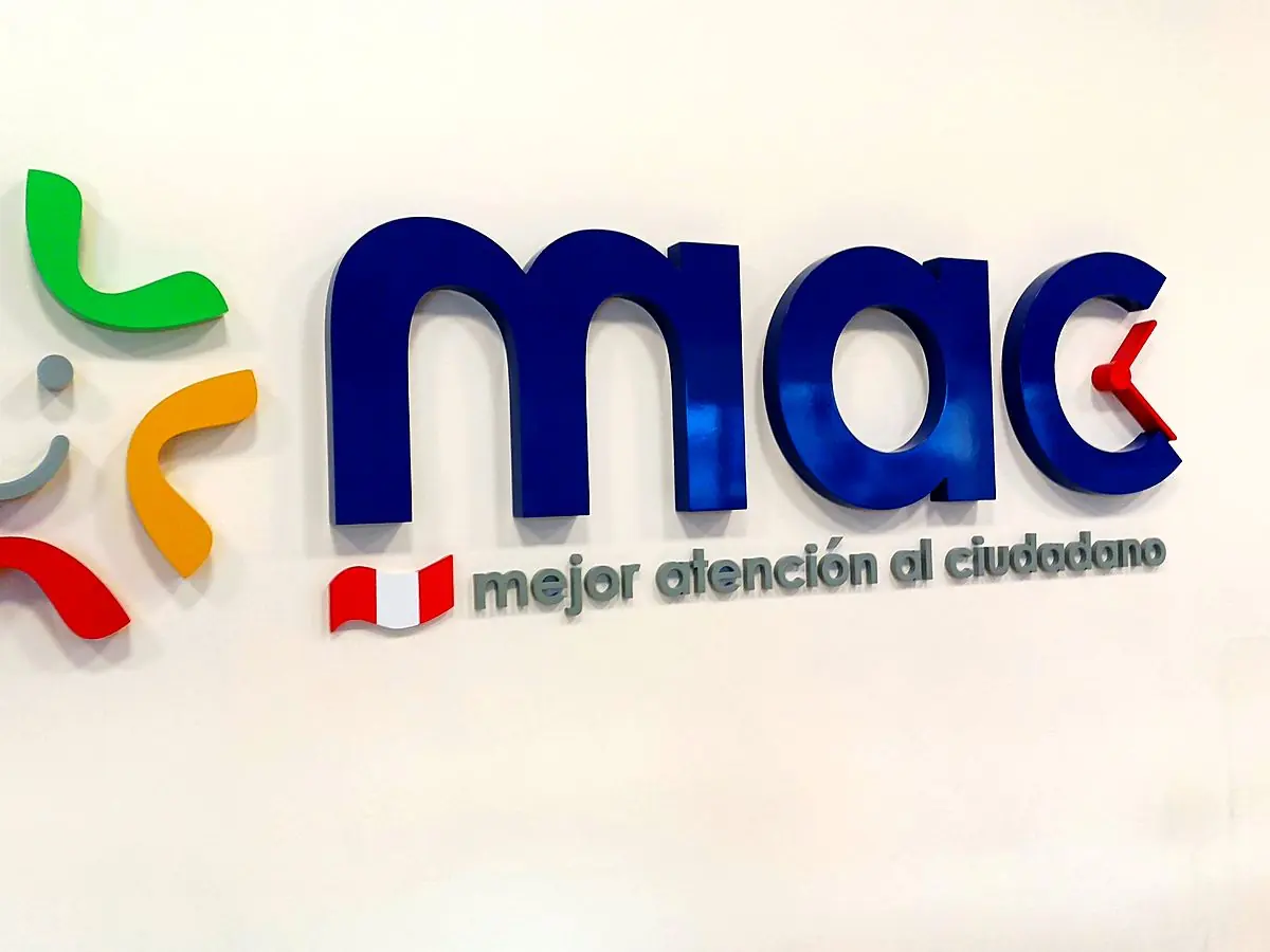 Letras corpóreas de logotipo institucional en muro