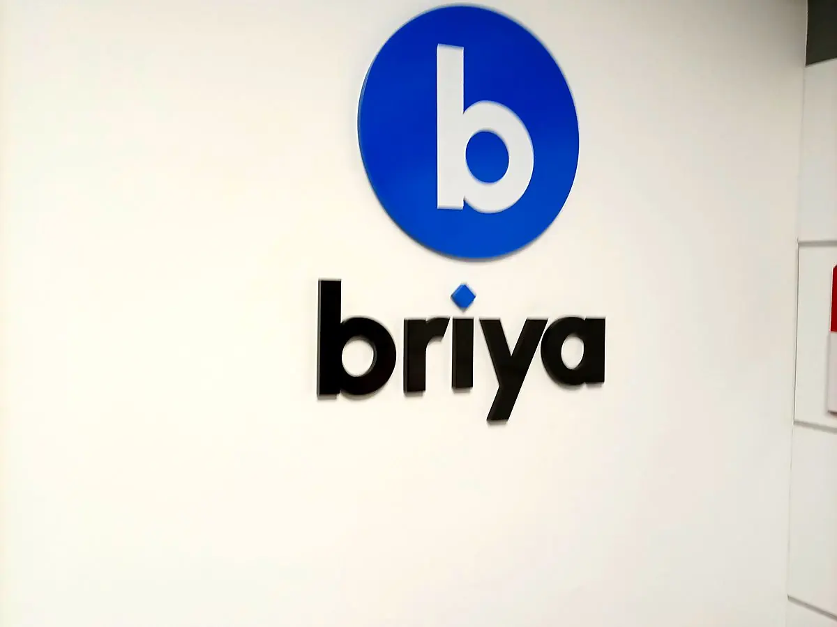 Letras corpóreas de logotipo en recepción de oficina