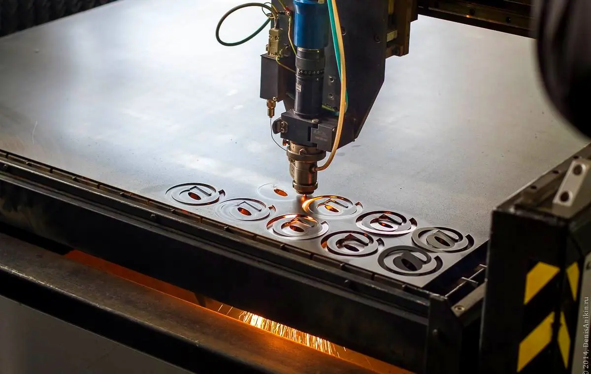 Máquina de corte láser trabajando