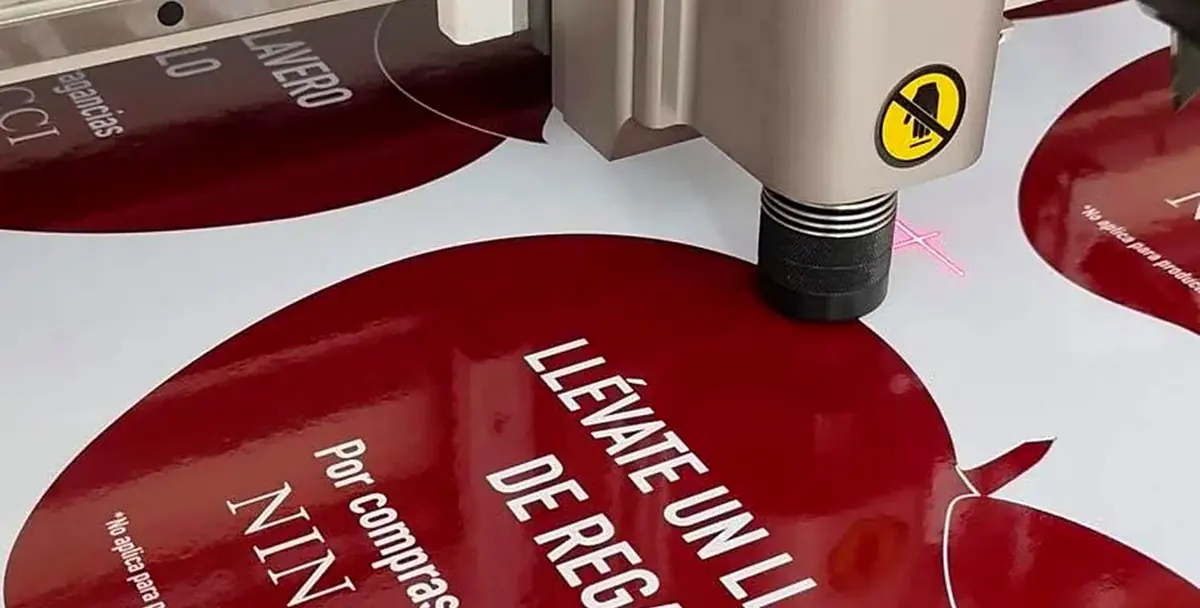 Multicortadora cortando vinil