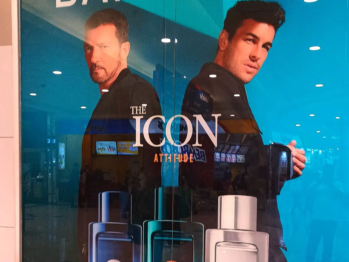 Mural de gran formato en perfumería