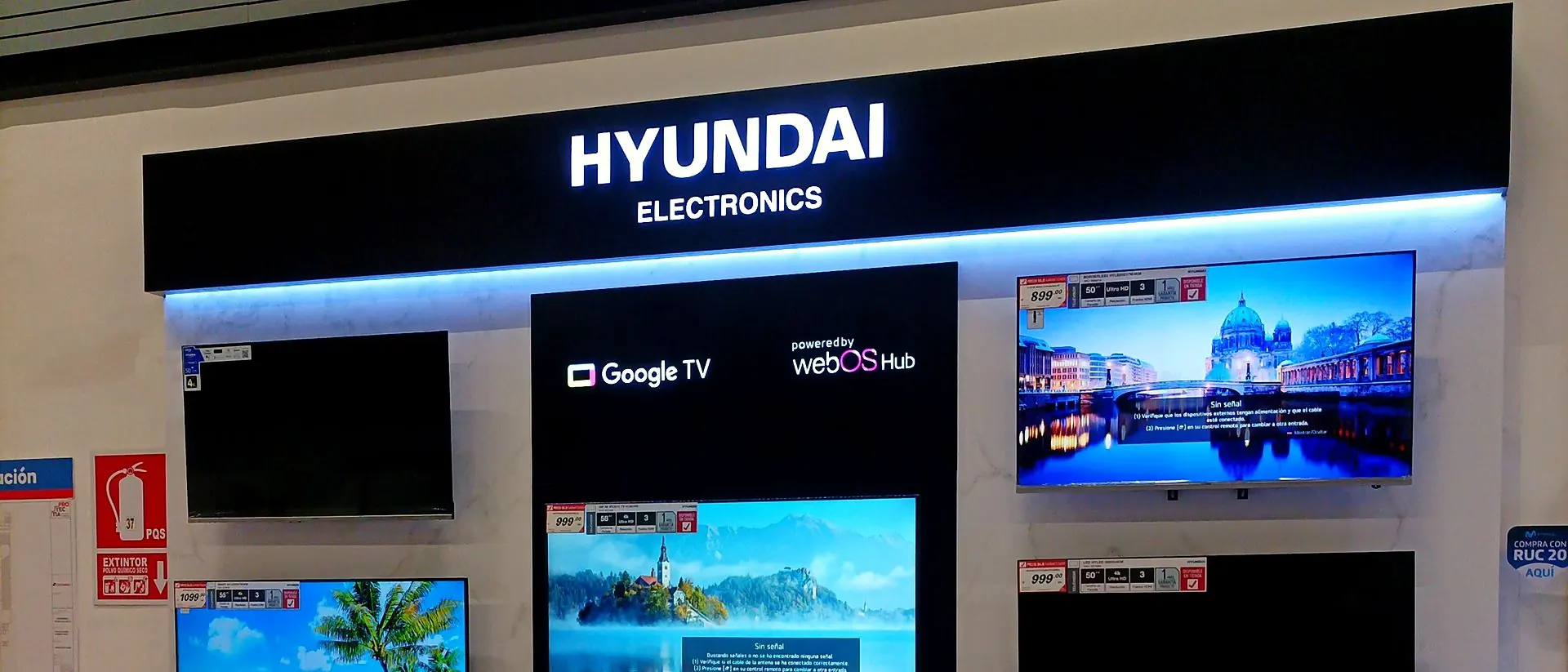 Muro de exhibición de televisores con iluminación