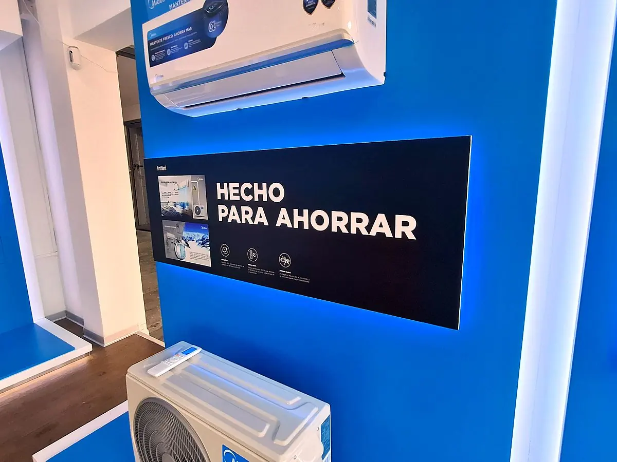 Muro de producto iluminado en showroom