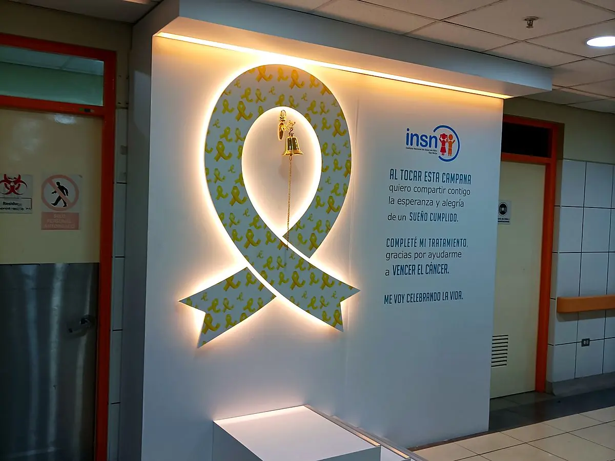Señalética retroiluminada en hospital