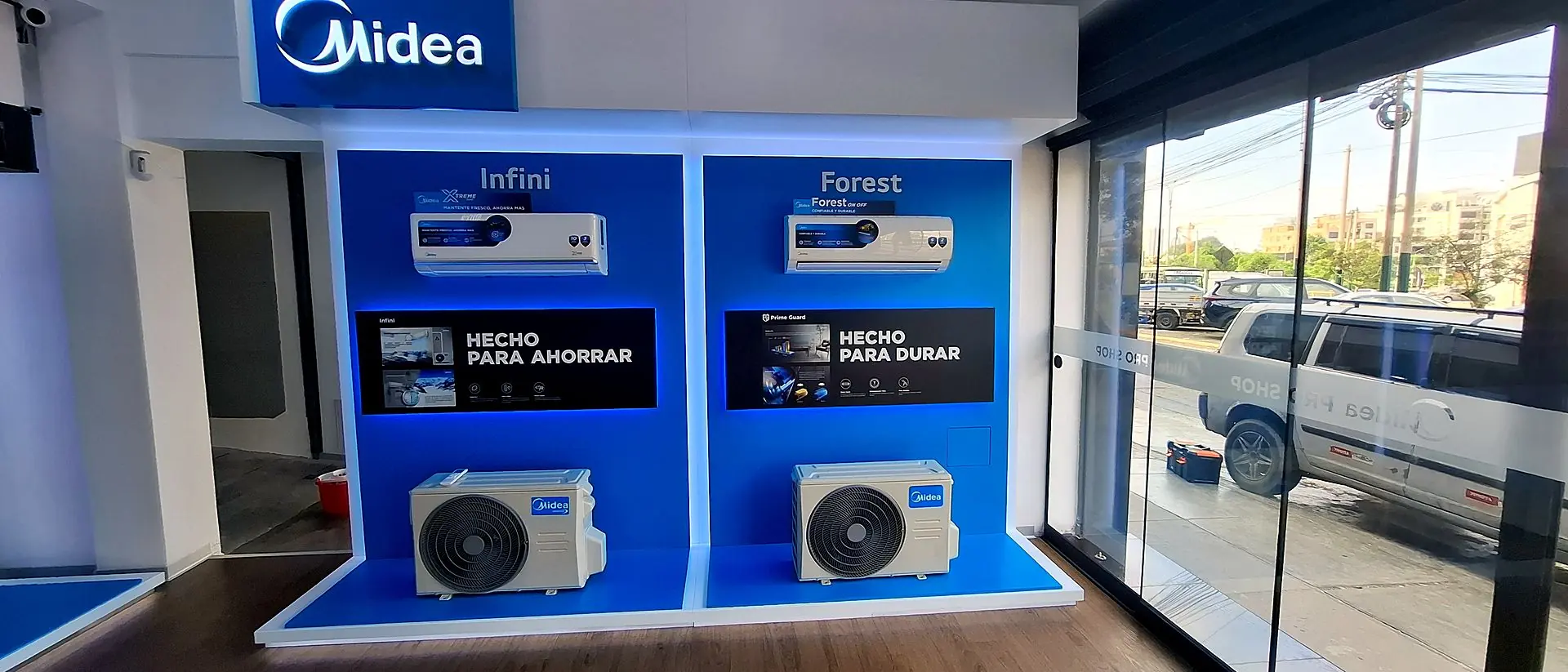 Showroom de climatización con muros de producto