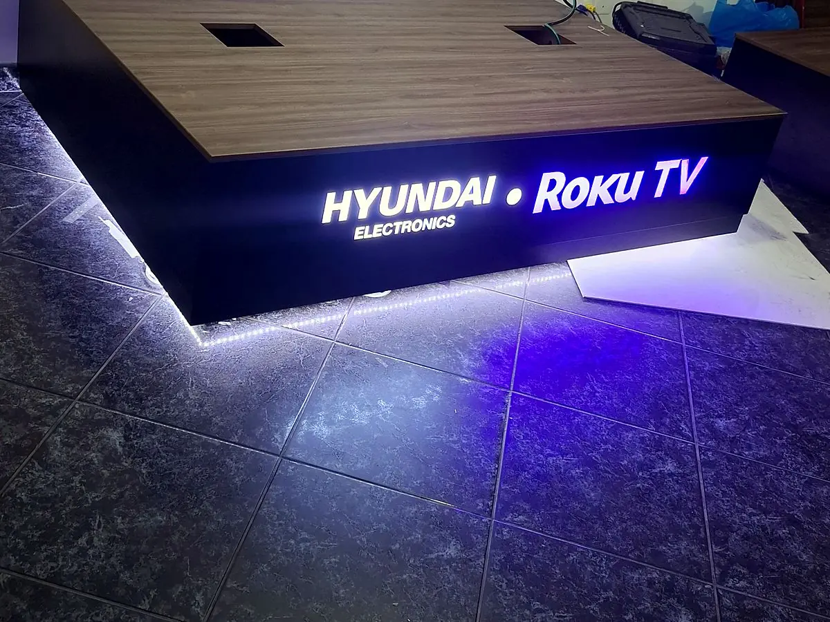 Tarima de exhibición con luz LED perimetral