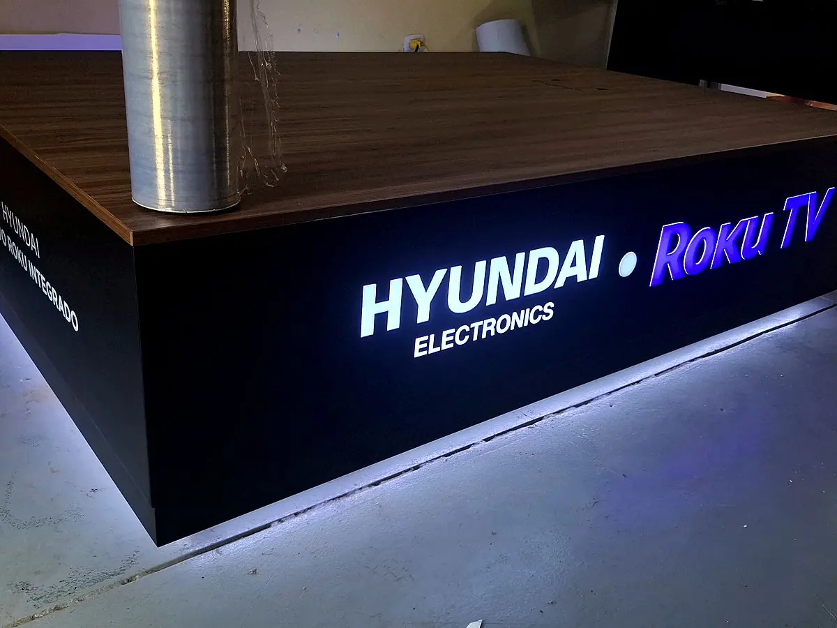 Tarima iluminada para exhibición de televisores