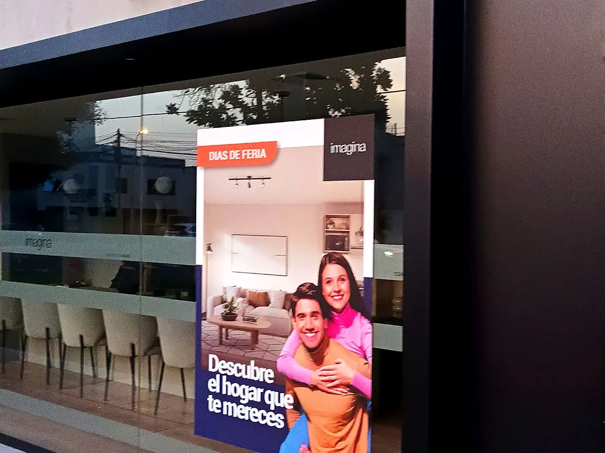 Gráfica en vitrinas de sala de ventas inmobiliaria