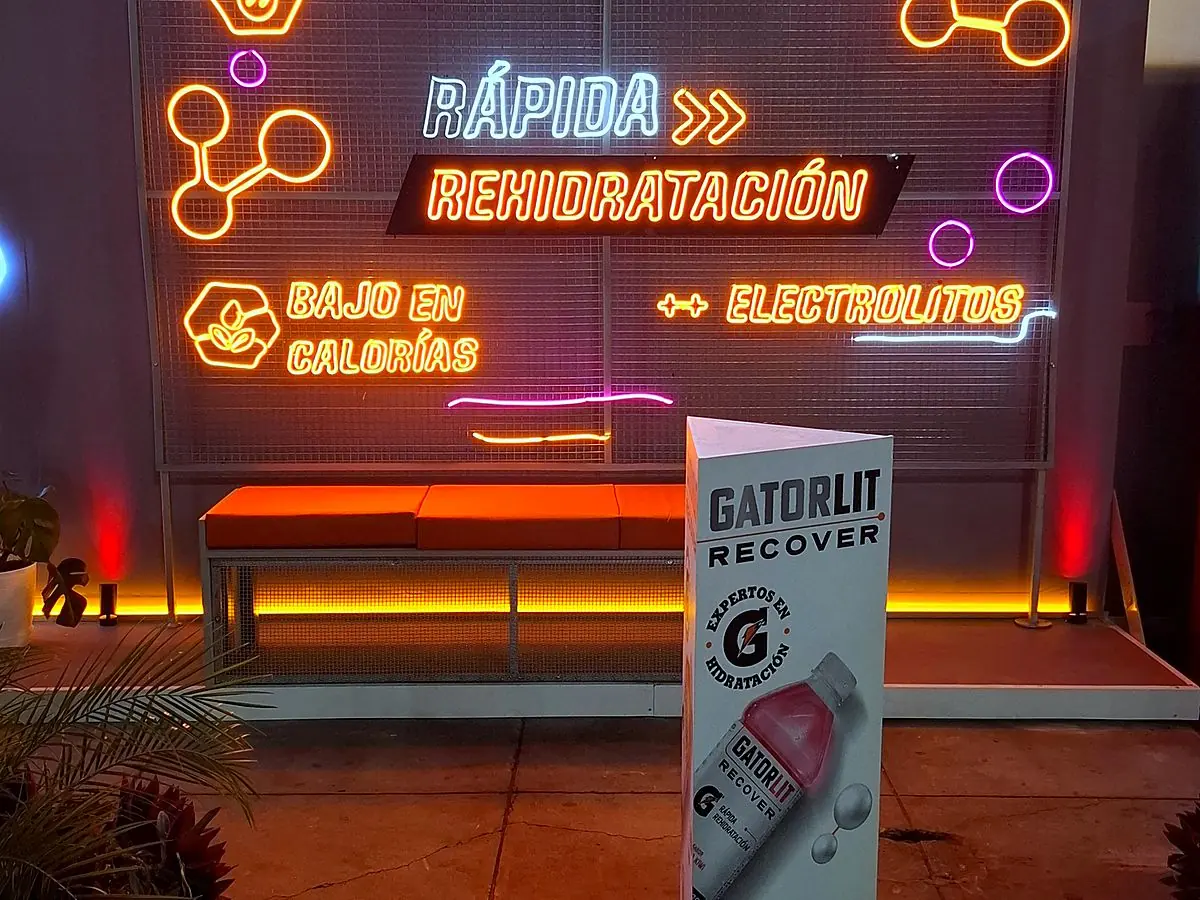 Vitrina con letrero de neón LED